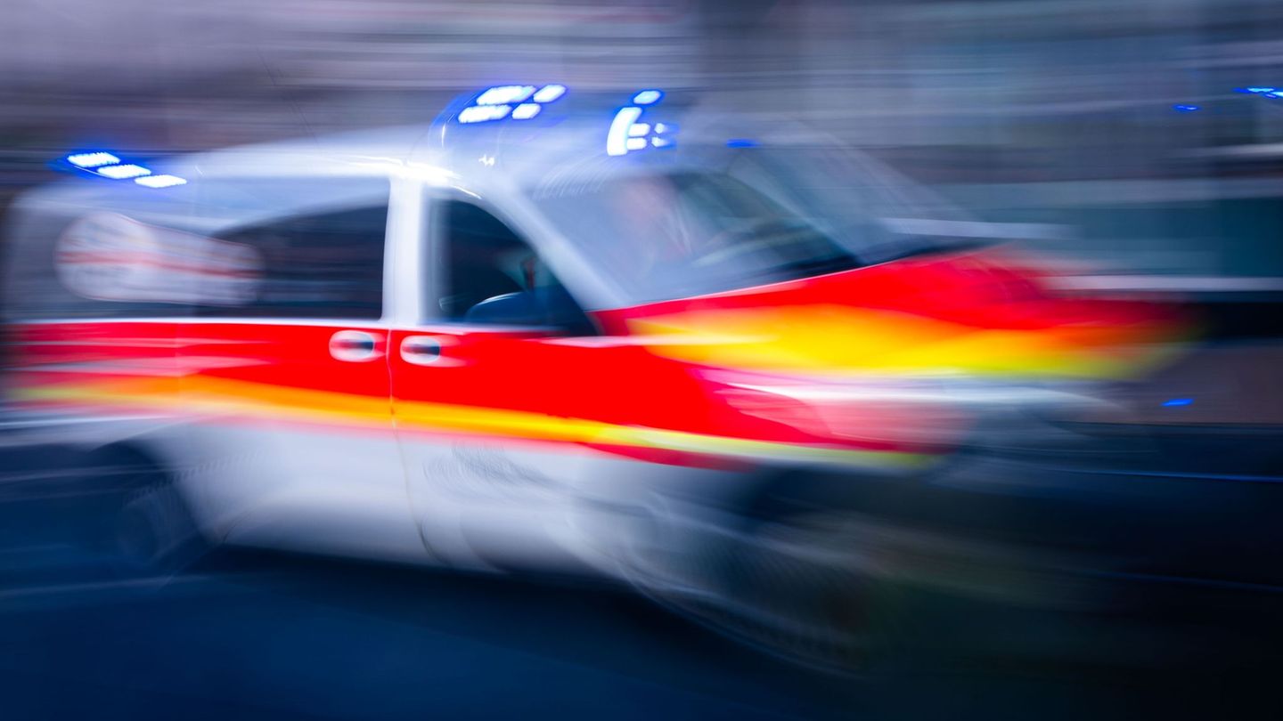 Ein Mann wird schwer, der andere lebensbedrohlich verletzt (Archivbild). Foto: Jens Büttner/dpa