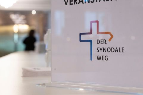 Der Synodale Weg der katholischen Kirche kommt einen Schritt weiter. (Symbolbild) Foto: Marijan Murat/dpa