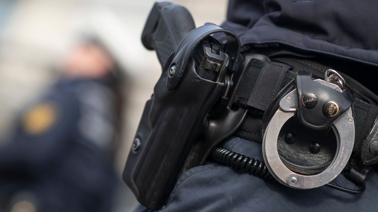 Gegen den Verdächtigen erging Haftbefehl und er kam in eine Justizvollzugsanstalt. (Symbolbild) Foto: Marijan Murat/dpa