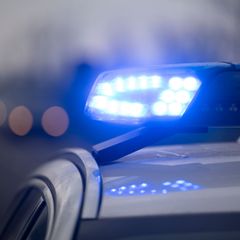 Wegen verbotener Parolen und Graffiti wird nun gegen einen 32-Jährigen ermittelt. (Symbolbild) Foto: Marijan Murat/dpa