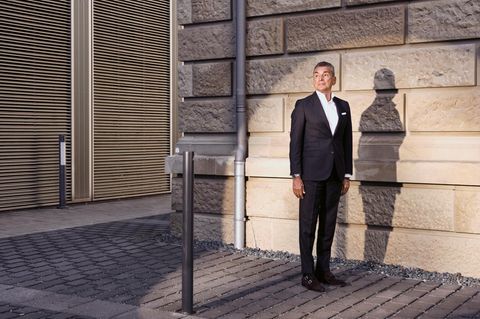 Michel Friedman vor Steinmauer