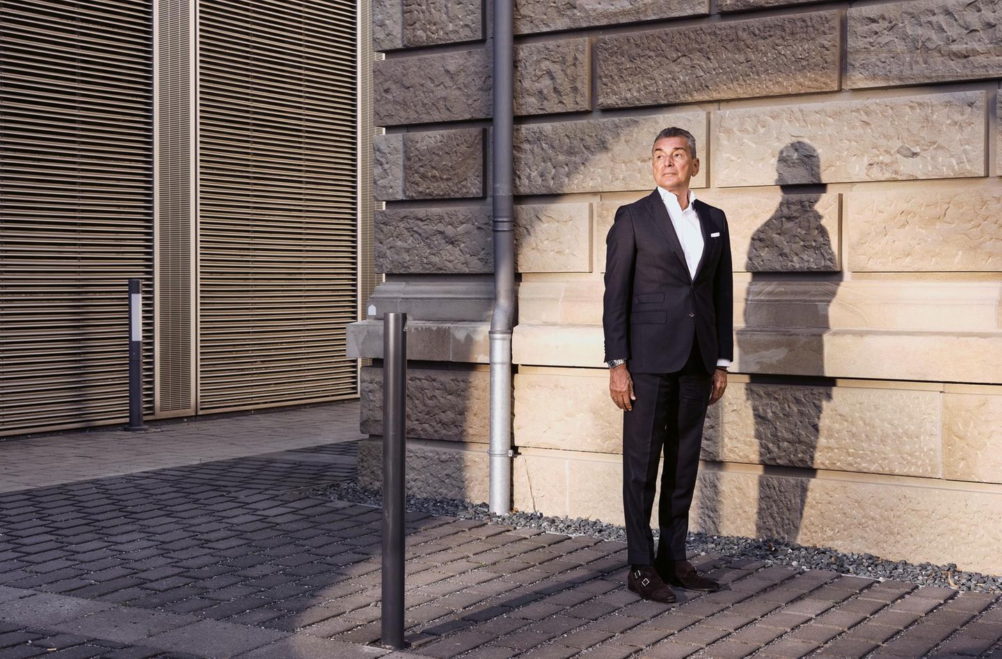 Michel Friedman vor Steinmauer