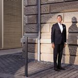 Michel Friedman vor Steinmauer