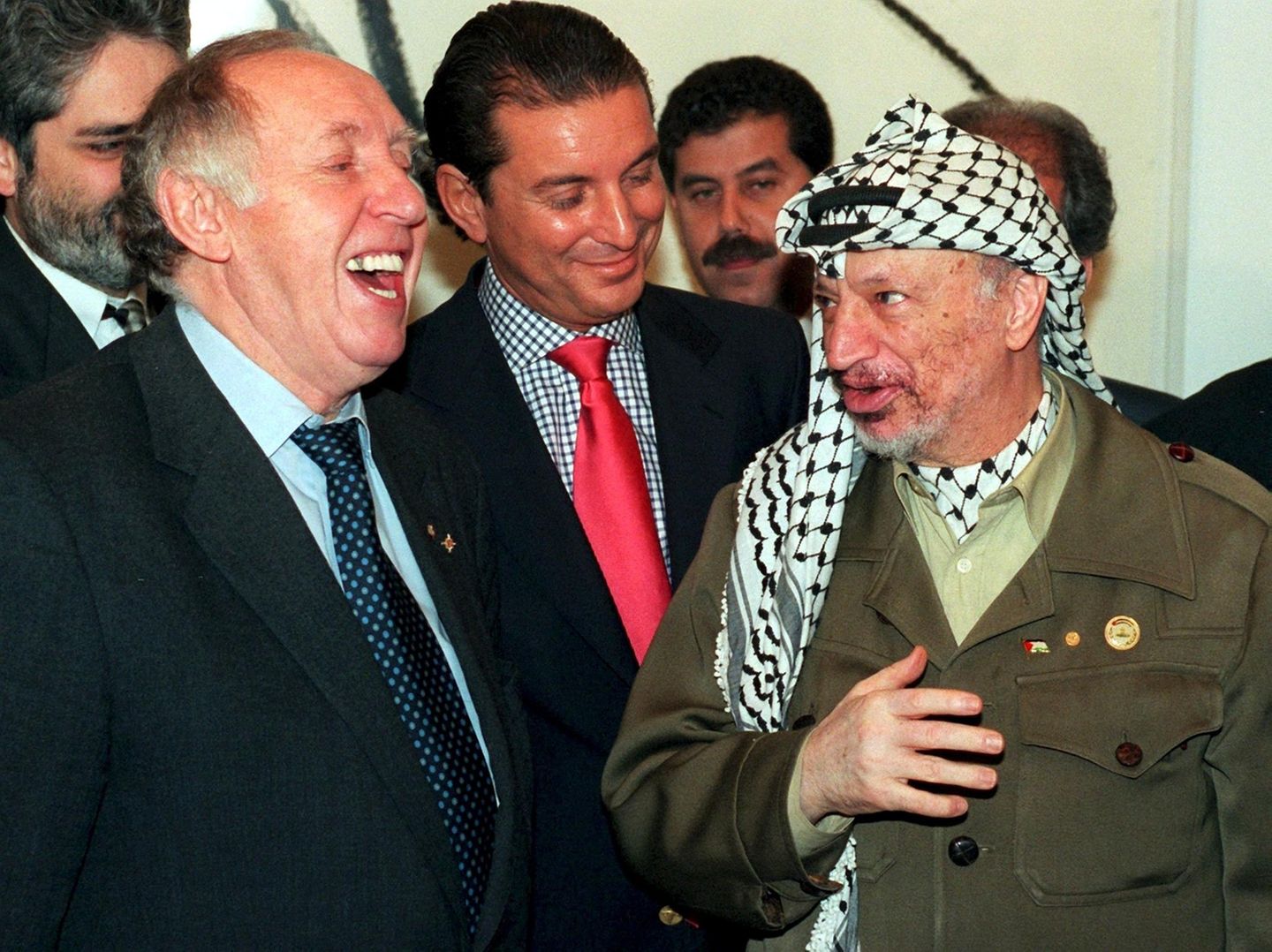 1996 trafen der Präsident des Zentralrats der Juden in Deutschland Ignatz Bubis (l.) und Michel Friedman den PLO-Führer Jassir Arafat in Wiesbaden.