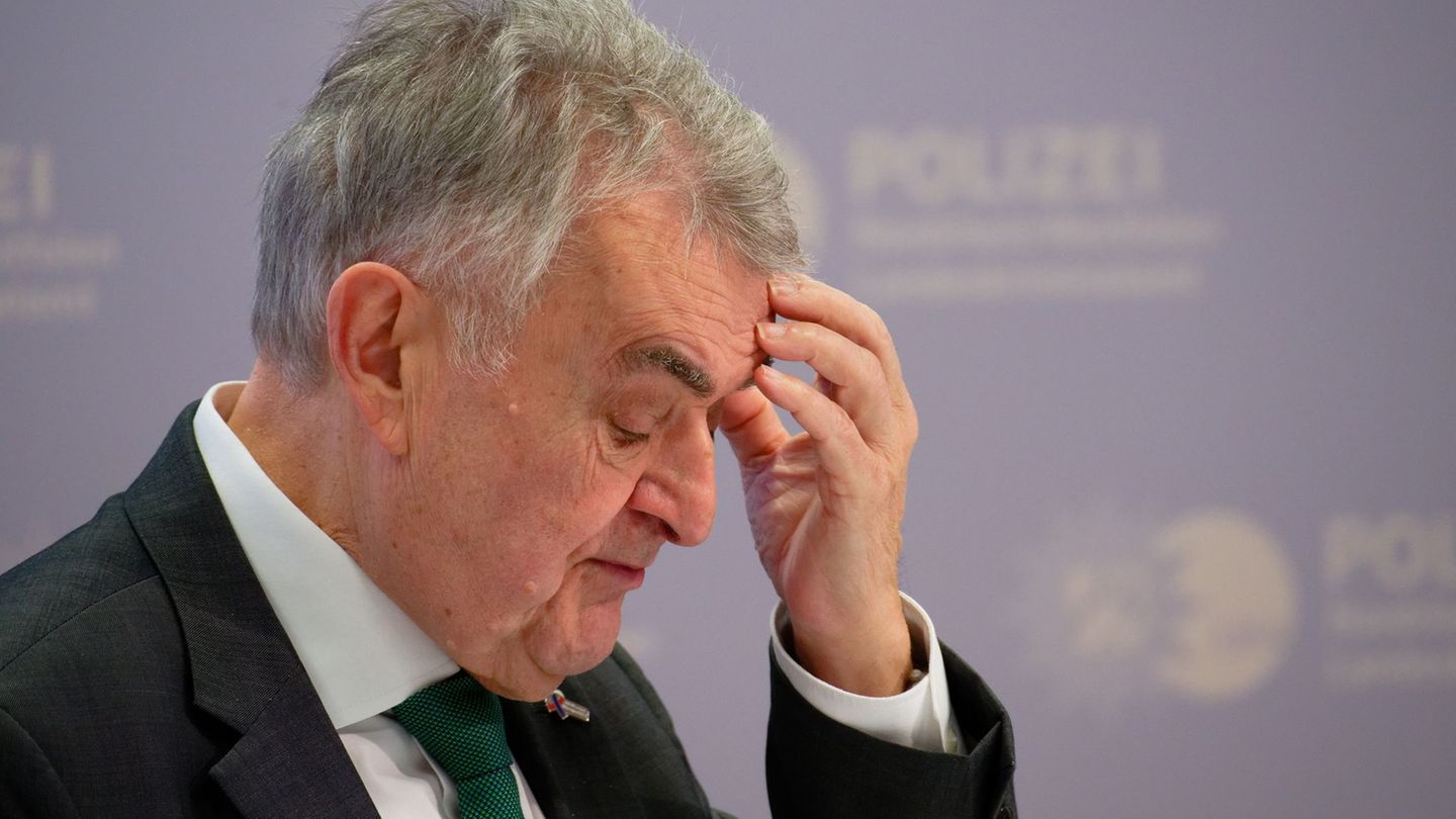 Neue Formen linksextremistisch motivierter Gewalt besorgen den nordrhein-westfälischen Innenminister Herbert Reul. (Archivbild)