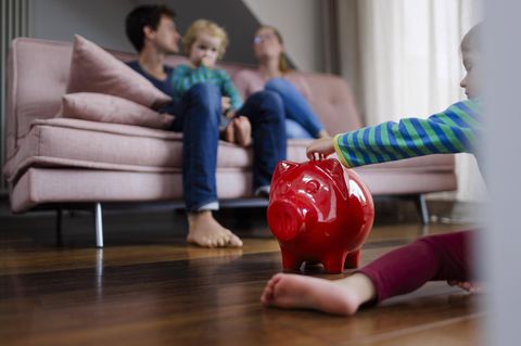Eltern sparen für ihre Kinder