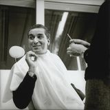 Michel Friedman gut gelaunt in der Garderobe eines Fernsehstudios.