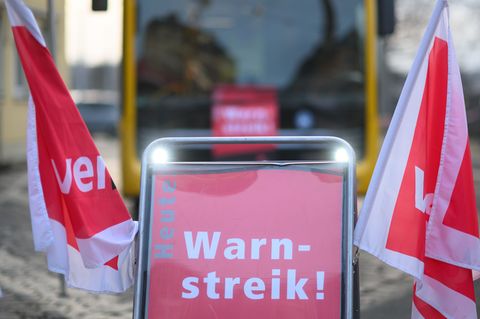 In vielen Städten fallen Busse und Straßenbahnen aus. Fahrgäste müssen sich auf Einschränkungen einstellen. (Archivbild) Foto: R