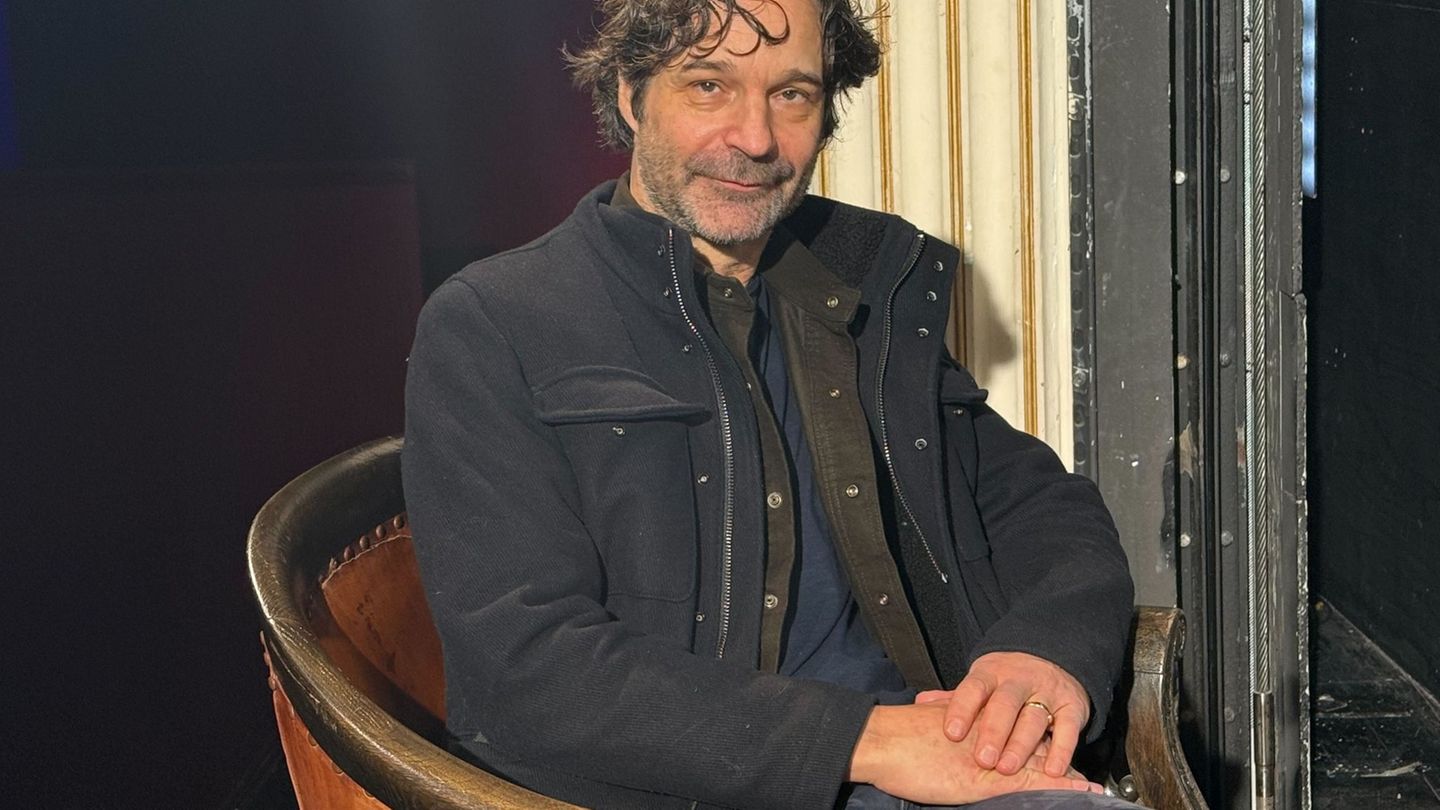 Der deutsche Dramatiker Moritz Rinke hat eine KI-Komödie geschrieben, die jetzt in Wien uraufgeführt wird. Foto: Matthias Röder/