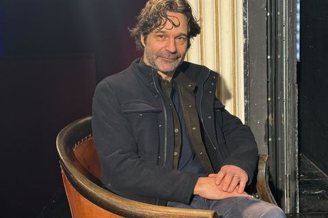 Der deutsche Dramatiker Moritz Rinke hat eine KI-Komödie geschrieben, die jetzt in Wien uraufgeführt wird. Foto: Matthias Röder/