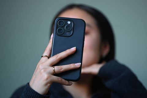 Der Griff zum Handy ist alltäglich geworden. Foto: Elisa Schu/dpa