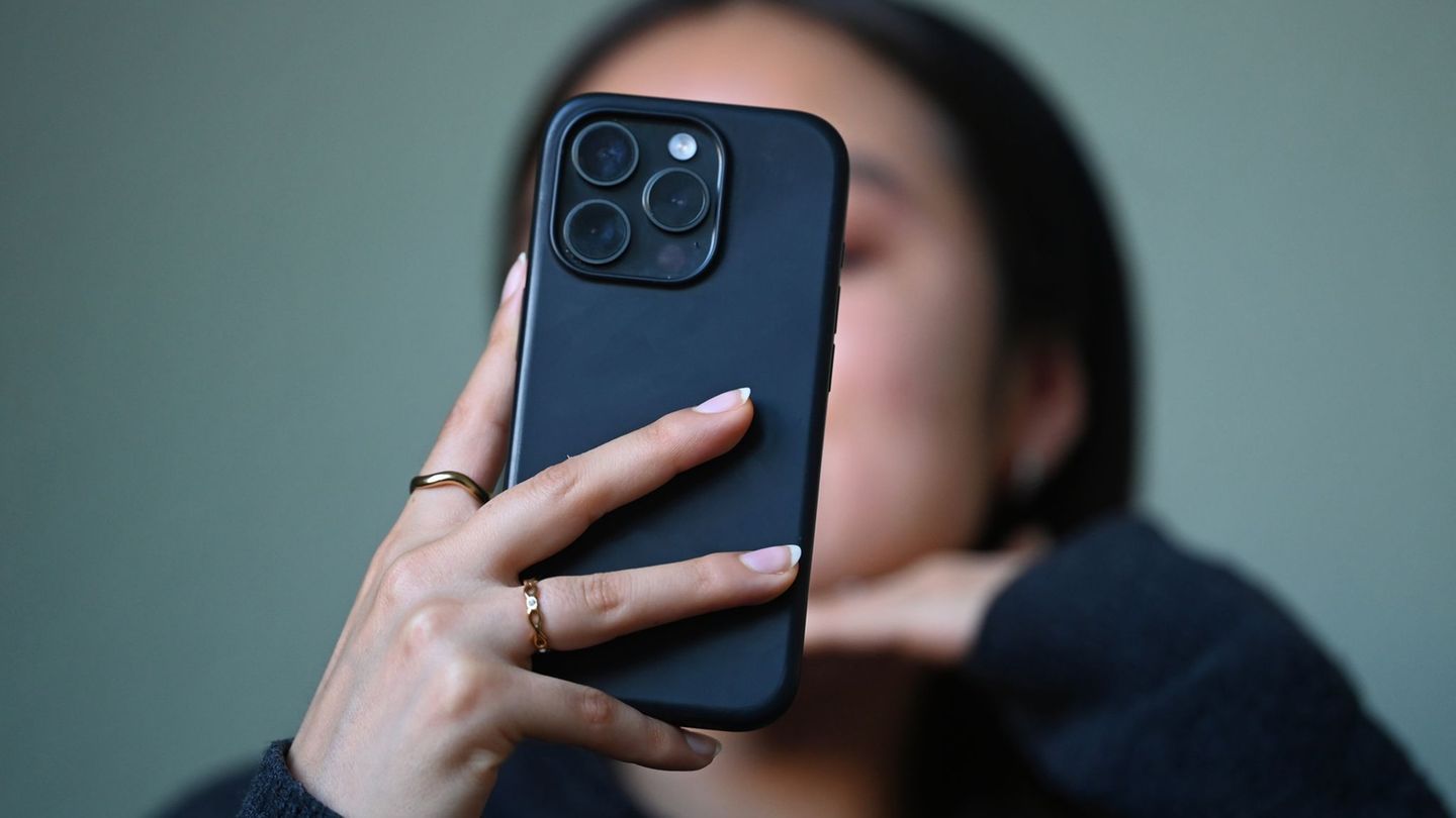 Häufiger Griff zum Handy: Bitkom-Umfrage: Smartphones nerven auch