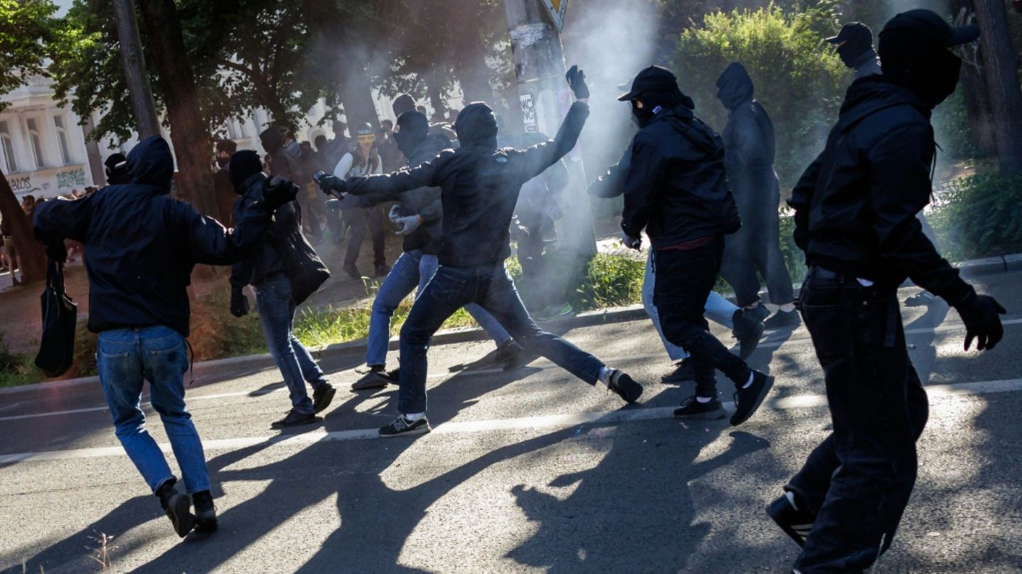 Steinewerfer bei linker Demonstration in Leipzig