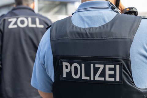 Die Polizei nahm den mutmaßlichen Drogenschmuggler am Flughafen fest. (Symbolbild) Foto: Hannes P. Albert/dpa