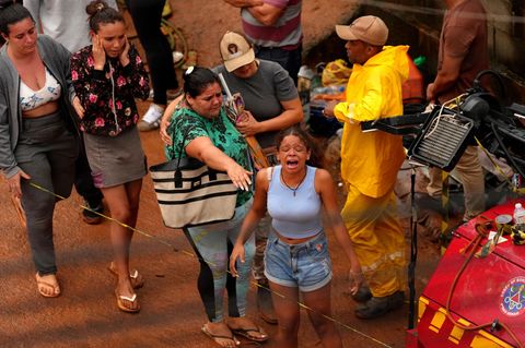 In der brasilianischen Großstadt Juiz de Fora reagieren Einheimische verzweifelt auf das Chaos.