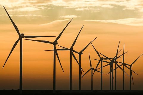 Windräder drehen sich in einem Windpark