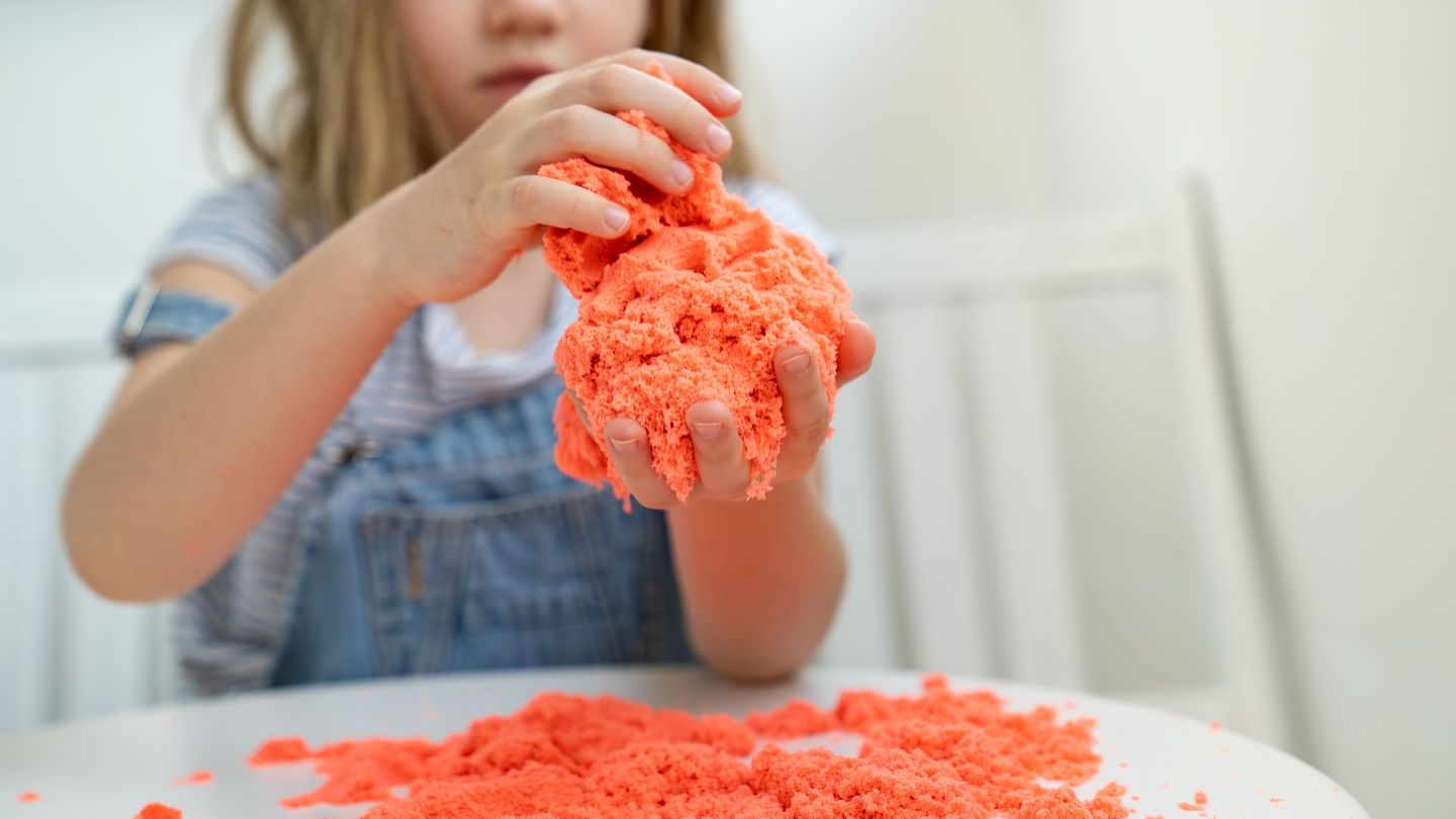 Immer mehr Produkte für Kinder werden zurückgerufen, weil im verwendeten Sand Asbest stecken könnte.