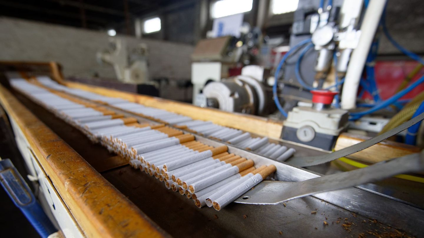 Zigaretten aus einer illegalen Fabrik - von der Zollfahndung bei einer Pressekonferenz ausgestellt (Archivfoto) Foto: Henning Ka