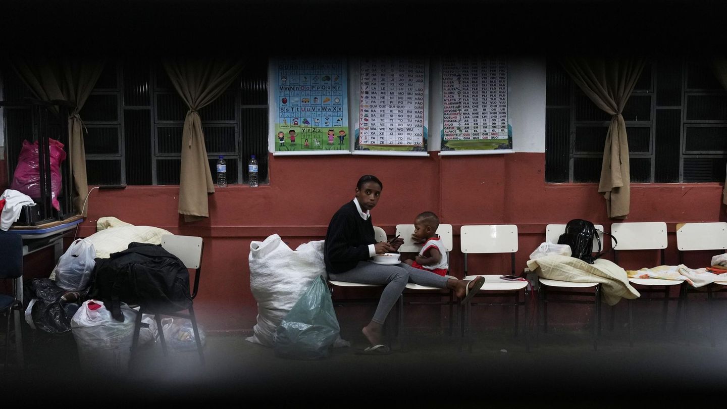 Wer sein Zuhause verlassen musste, kommt in Schulen unter, die zu Notunterkünften umfunktioniert wurden.