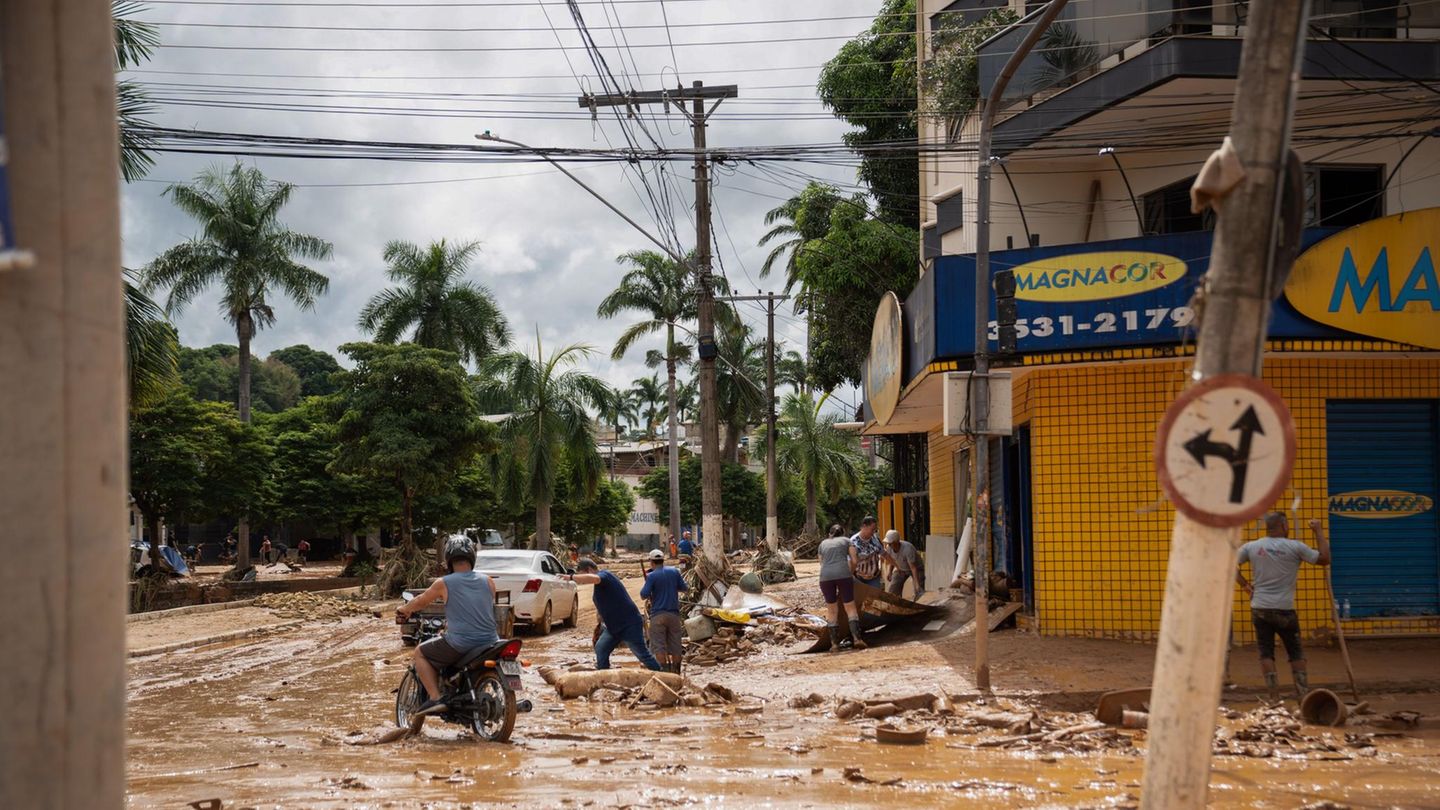 Heftige Regenfälle haben zentrale Straßen der Stadt Uba vollkommen verschlammt