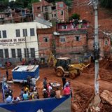 Feuerwehrleute und Mitarbeiter des Zivilschutzes helfen bei der Suche nach Vermissten, Bergungs- und Aufräumarbeiten.