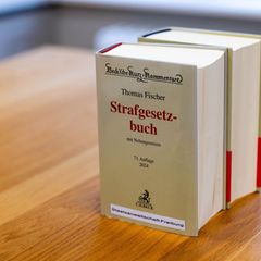 Paragraf 211 des Strafgesetzbuches beschäftigt sich mit Mord. (Symbolfoto) Foto: Philipp von Ditfurth/dpa