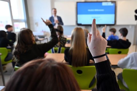 Thüringens Bildungsminister Christian Tischner hält eine Verfassungsviertelstunde. Foto: Martin Schutt/dpa