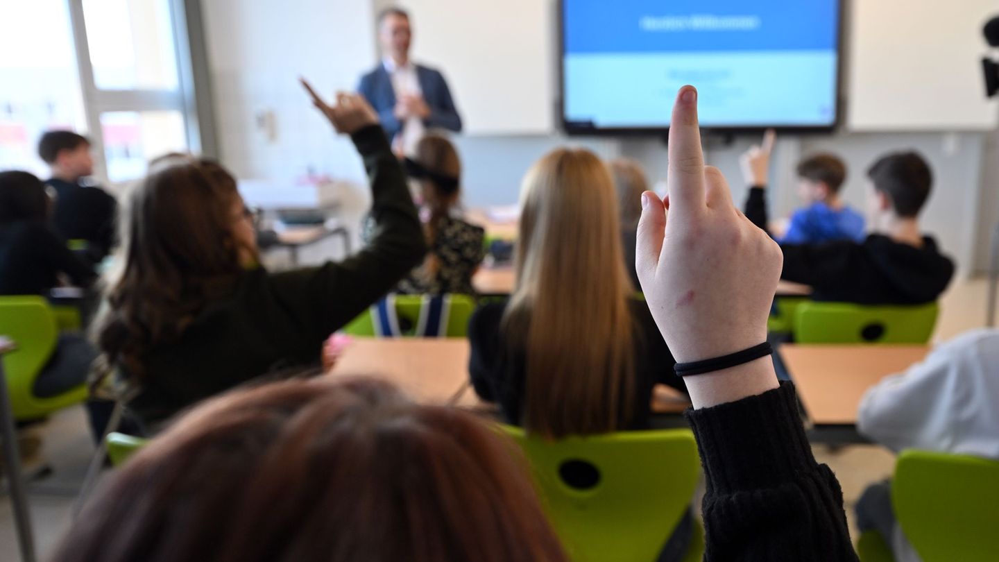 Thüringens Bildungsminister Christian Tischner hält eine Verfassungsviertelstunde. Foto: Martin Schutt/dpa