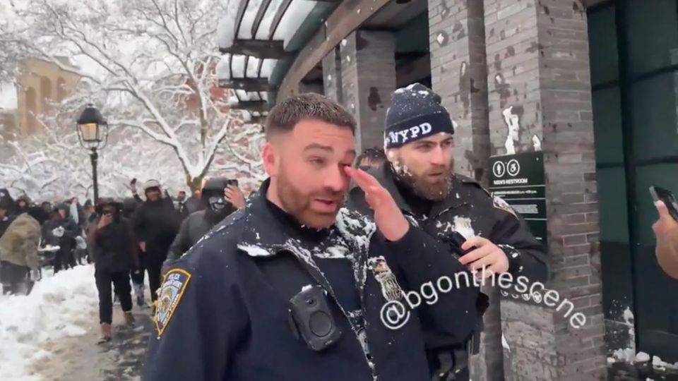 "Skandalös und kriminell": Passanten attackieren Polizisten mit Schneebällen