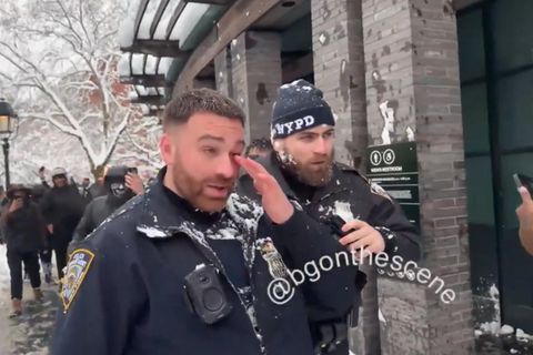 "Skandalös und kriminell": Passanten attackieren Polizisten mit Schneebällen