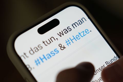 Gegen Hass und Hetze aus politischen Motiven ist die Polizei in Hessen und in allen anderen 15 Bundesländern vorgegangen. (Symbo