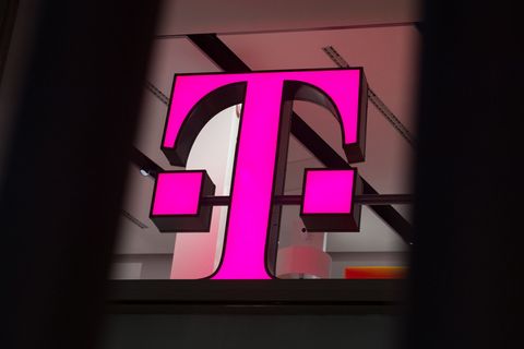 Ein Telekom-Logo strahlt in Magenta - für den Konzern sind die Behördenpläne eine gute Nachricht. Foto: Rainer Jensen/dpa/dpa-tm
