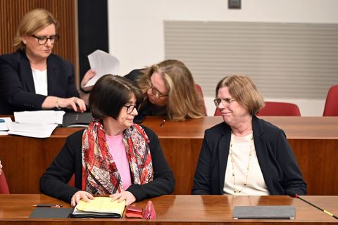 Die Bremer Senatorinnen Claudia Bernhard und Kristina Vogt bleiben weiter im Amt. Foto: Shireen Broszies/dpa