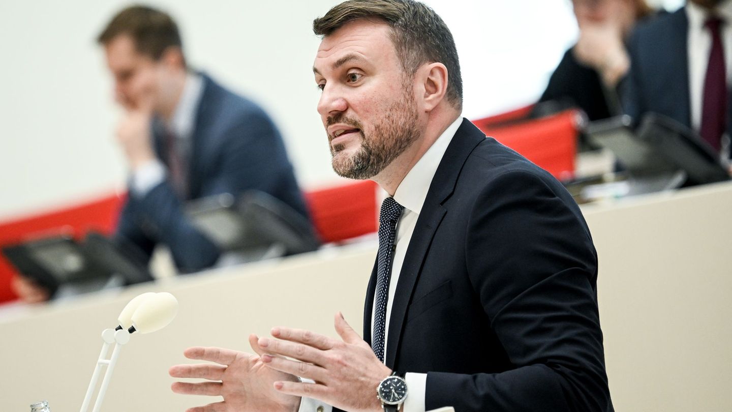 Brandenburgs Wirtschaftsminister Daniel Keller (SPD) wirbt für eine Steuerung des Ausbaus der Windenergie. Foto: Britta Pedersen