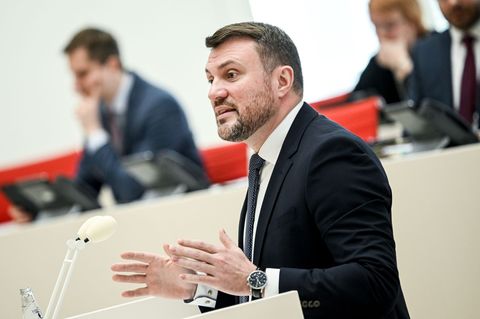 Brandenburgs Wirtschaftsminister Daniel Keller (SPD) wirbt für eine Steuerung des Ausbaus der Windenergie. Foto: Britta Pedersen