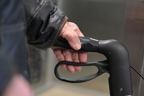 Viele Menschen mit Pflegegrad werden in Sachsen-Anhalt zu Hause gepflegt. (Symbolbild) Foto: Michael Bahlo/dpa