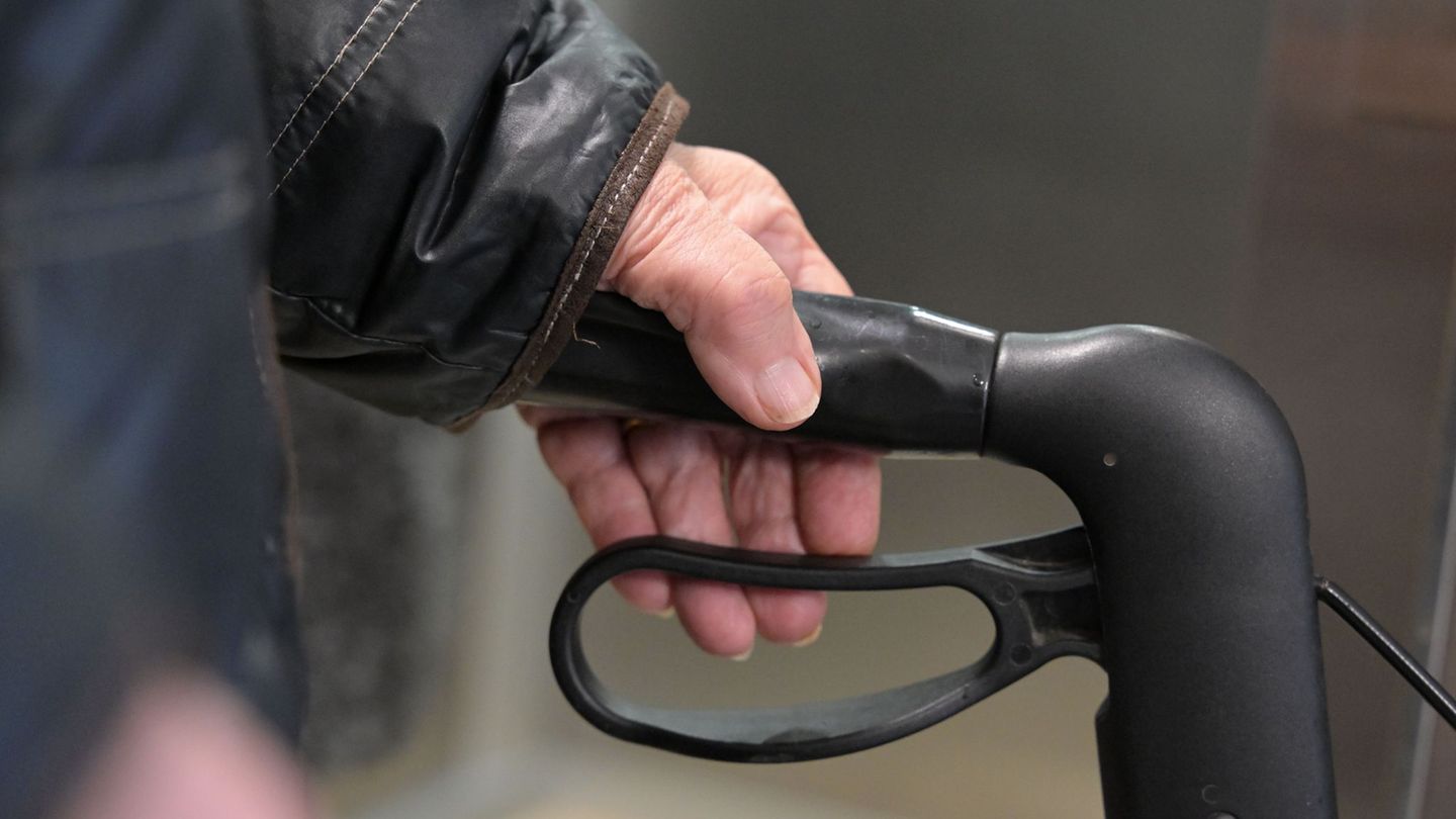 Viele Menschen mit Pflegegrad werden in Sachsen-Anhalt zu Hause gepflegt. (Symbolbild) Foto: Michael Bahlo/dpa