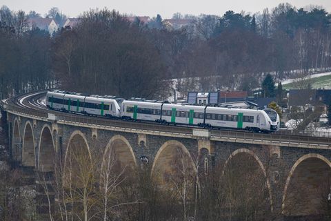 Seit vielen Jahren wird um den Ausbau der Bahnstrecke Leipzig-Chemnitz gerungen. Foto: Hendrik Schmidt/dpa