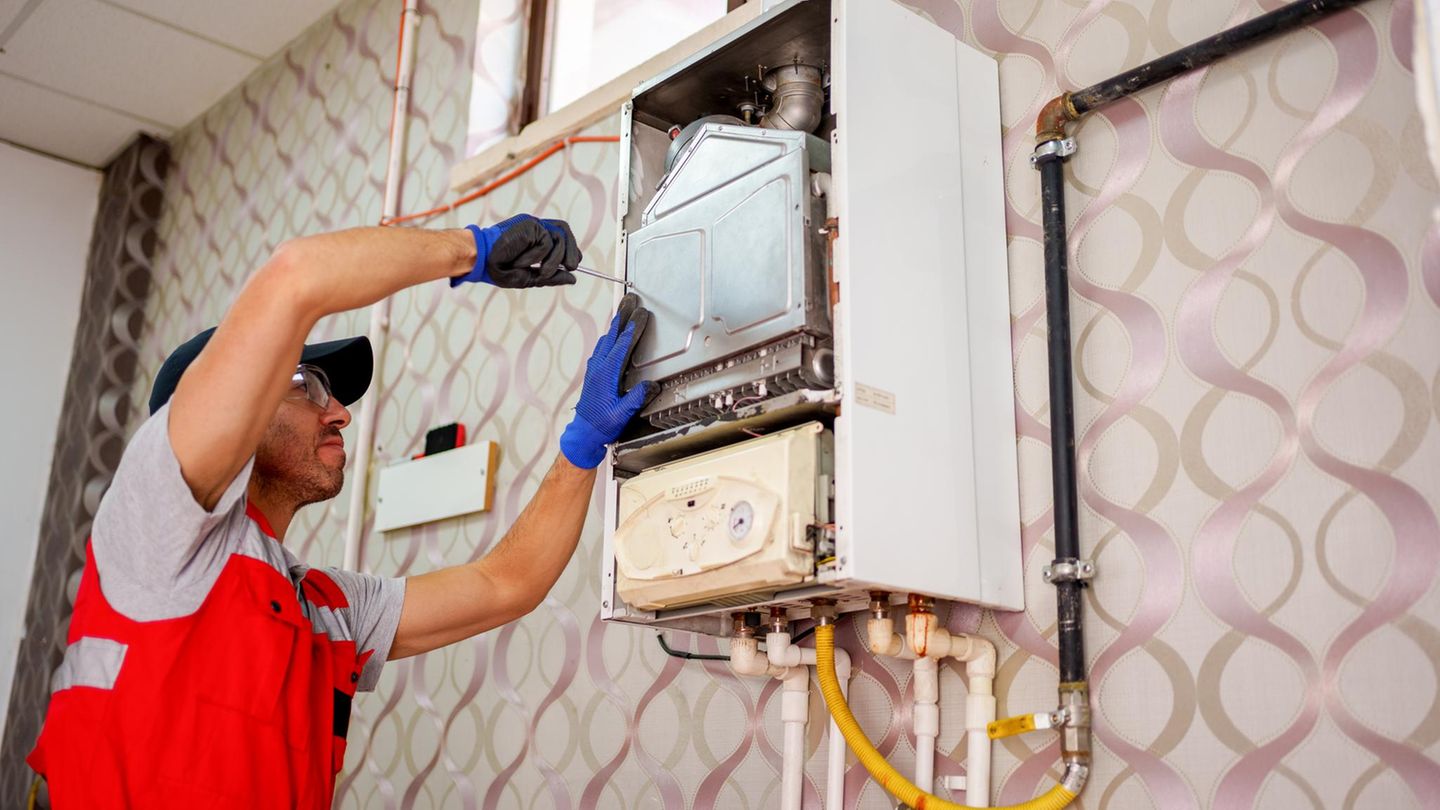 Heizungsgesetz: Installateur an Gasheizung