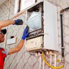 Heizungsgesetz: Installateur an Gasheizung