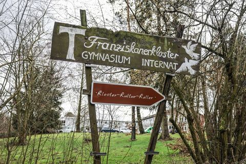 Das Gymnasium Vossenack wurde vom Franziskaner-Orden gegründet und und ist heute in Trägerschaft einer gemeinnützigen Schulgesel