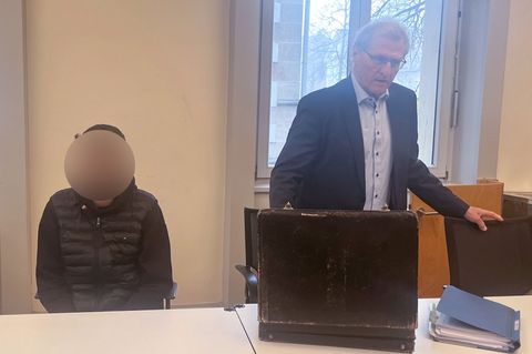 Ein junger Mann steht vor Gericht, weil er mit großer Geschwindigkeit gegen einen Motorroller prallte, auf dem eine 17-Jährige s