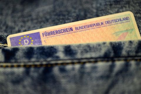 Eine Führerscheinkarte in einer Hosentasche (Symbolbild Führerscheinquiz)