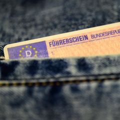 Eine Führerscheinkarte in einer Hosentasche (Symbolbild Führerscheinquiz)