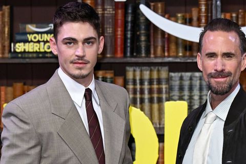 Hero Fiennes Tiffin (l.) mit seinem Onkel Joseph Fiennes bei der Premiere von "Young Sherlock".