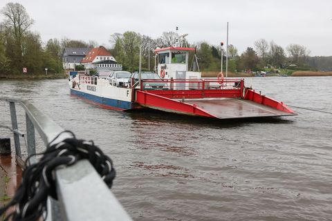 Der Fährbetrieb von Missunde nach Brodersby wird ab 4. März vorläufig eingestellt. (Archivbild) Foto: Christian Charisius/dpa
