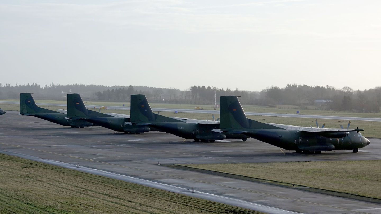 Mehrere Brunnen am Flugplatz Hohn sind mit PFAS konterminiert. (Symbolbild) Foto: Carsten Rehder/dpa