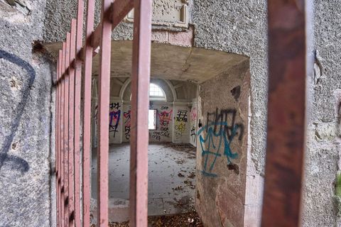 Der Fundort der Leiche ist eine Art Lost Place unterhalb der Festung Ehrenbreitstein. Foto: Thomas Frey/dpa