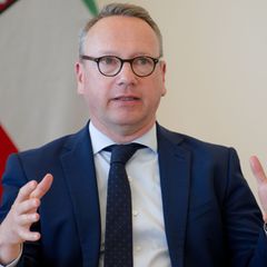 Auf dem Weg zu einem Termin in Münster wurde Limbachs Dienstwagen von einem Lkw touchiert. Foto: Henning Kaiser/dpa