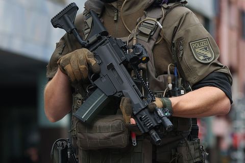 Die Polizeidirektionen des Landes können das SEK anfordern. (Symbolbild) Foto: Ronny Hartmann/dpa